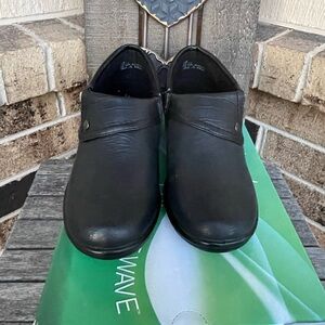 Easy Street Darcy clog style slip-on shoes size 7.5 Wide